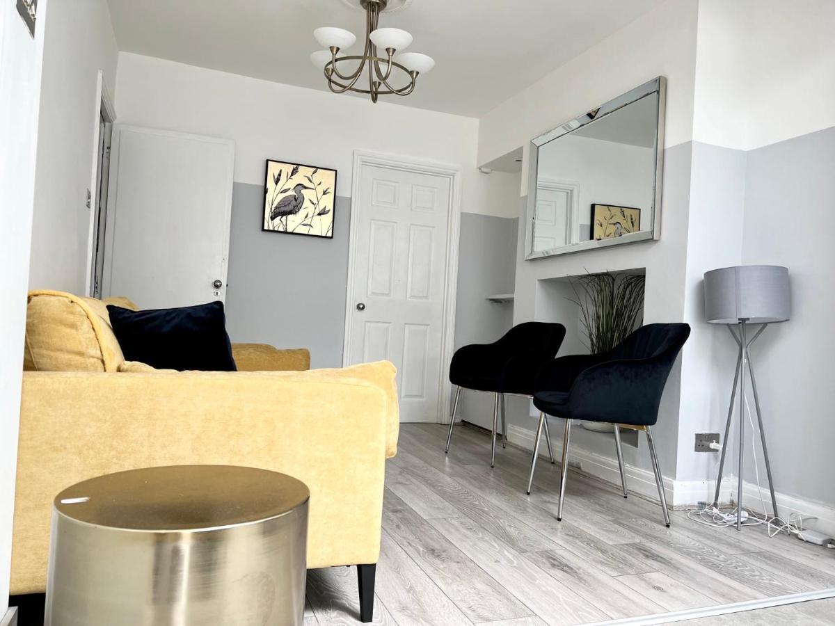 לונדון 3 Cosy Homes Walking Distance To Mall With Parking Available To Book Separately 3 Bed House Or 1 Bed Apartment Or Studio מראה חיצוני תמונה
