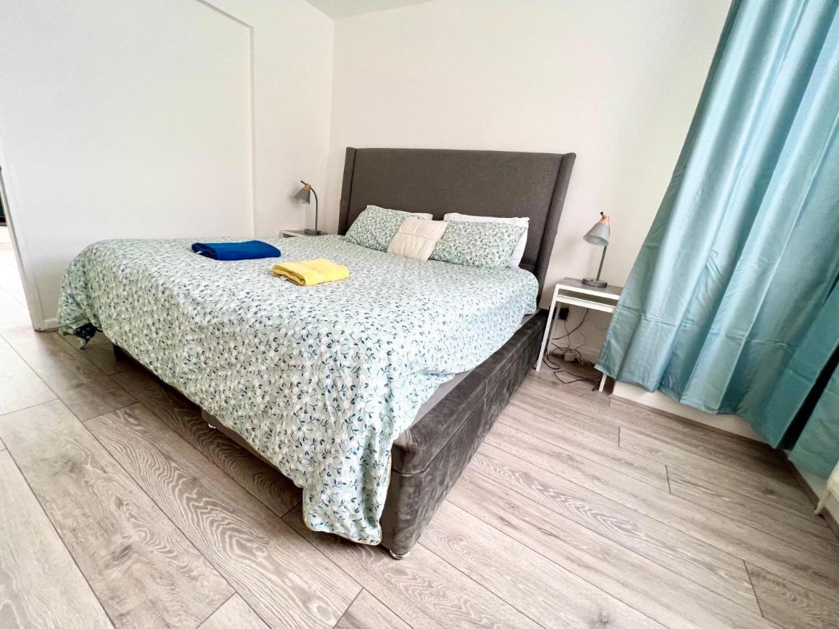 לונדון 3 Cosy Homes Walking Distance To Mall With Parking Available To Book Separately 3 Bed House Or 1 Bed Apartment Or Studio מראה חיצוני תמונה