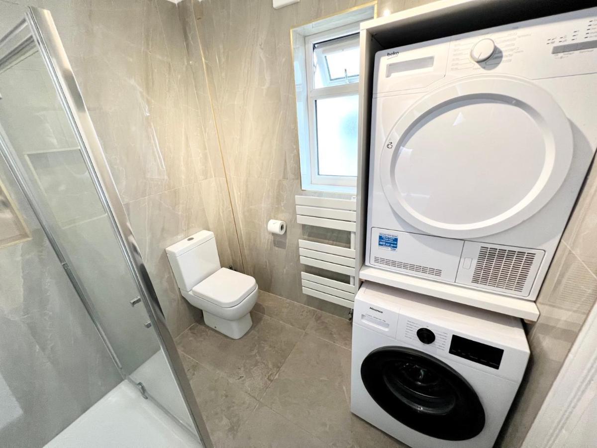 לונדון 3 Cosy Homes Walking Distance To Mall With Parking Available To Book Separately 3 Bed House Or 1 Bed Apartment Or Studio מראה חיצוני תמונה