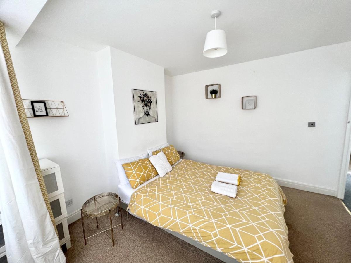 לונדון 3 Cosy Homes Walking Distance To Mall With Parking Available To Book Separately 3 Bed House Or 1 Bed Apartment Or Studio מראה חיצוני תמונה