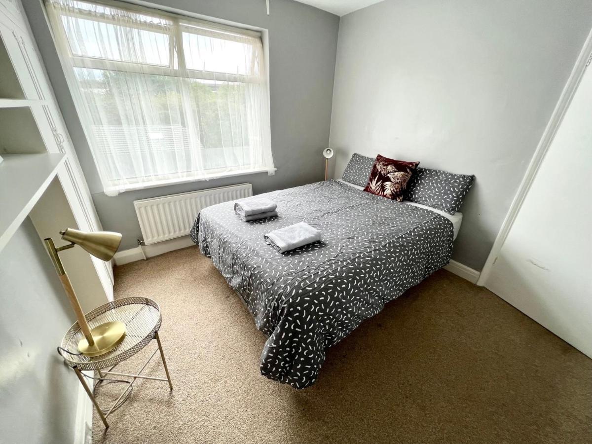 לונדון 3 Cosy Homes Walking Distance To Mall With Parking Available To Book Separately 3 Bed House Or 1 Bed Apartment Or Studio מראה חיצוני תמונה