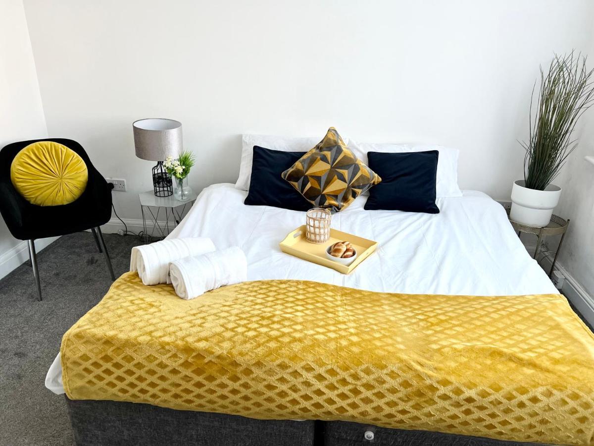 לונדון 3 Cosy Homes Walking Distance To Mall With Parking Available To Book Separately 3 Bed House Or 1 Bed Apartment Or Studio מראה חיצוני תמונה