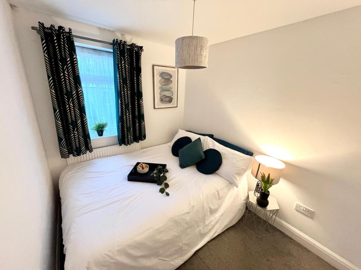 לונדון 3 Cosy Homes Walking Distance To Mall With Parking Available To Book Separately 3 Bed House Or 1 Bed Apartment Or Studio מראה חיצוני תמונה