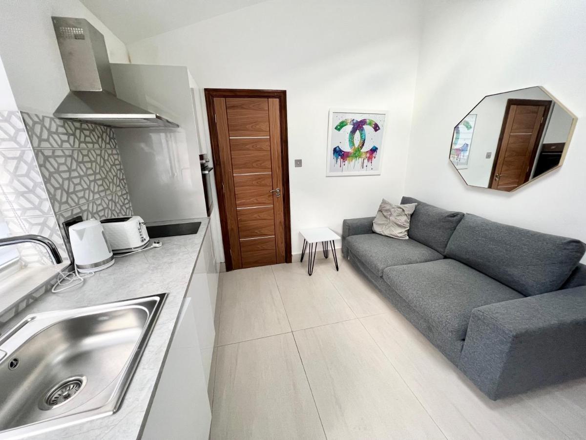 לונדון 3 Cosy Homes Walking Distance To Mall With Parking Available To Book Separately 3 Bed House Or 1 Bed Apartment Or Studio מראה חיצוני תמונה